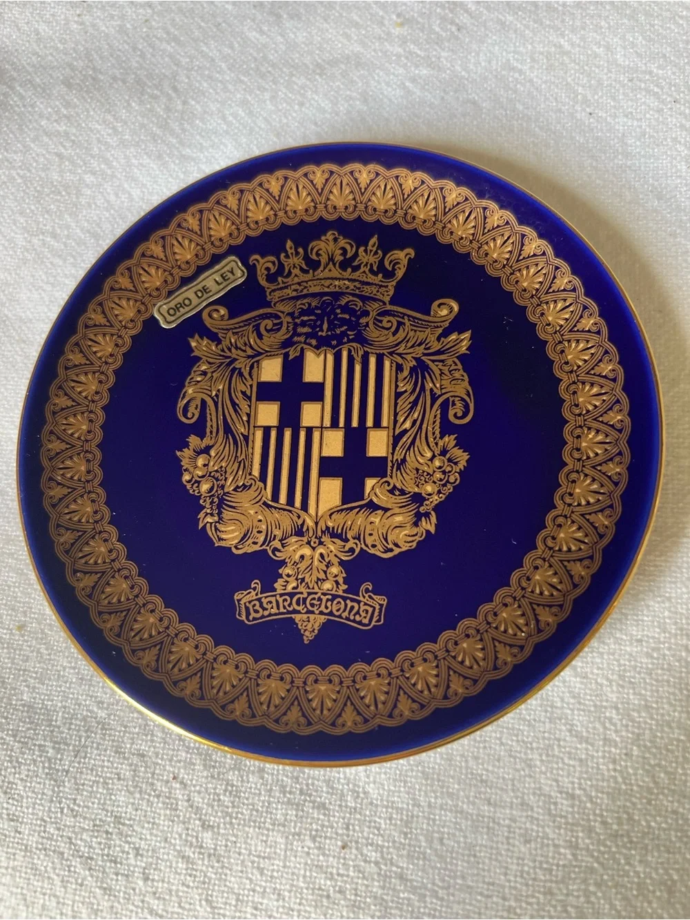 Vintage 1987 Barcelona souvenir plate features a deep cobalt blue
